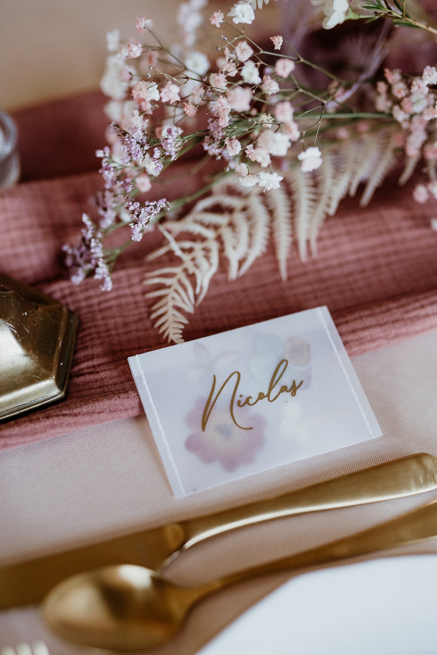 Marque-place calque et fleurs pressées