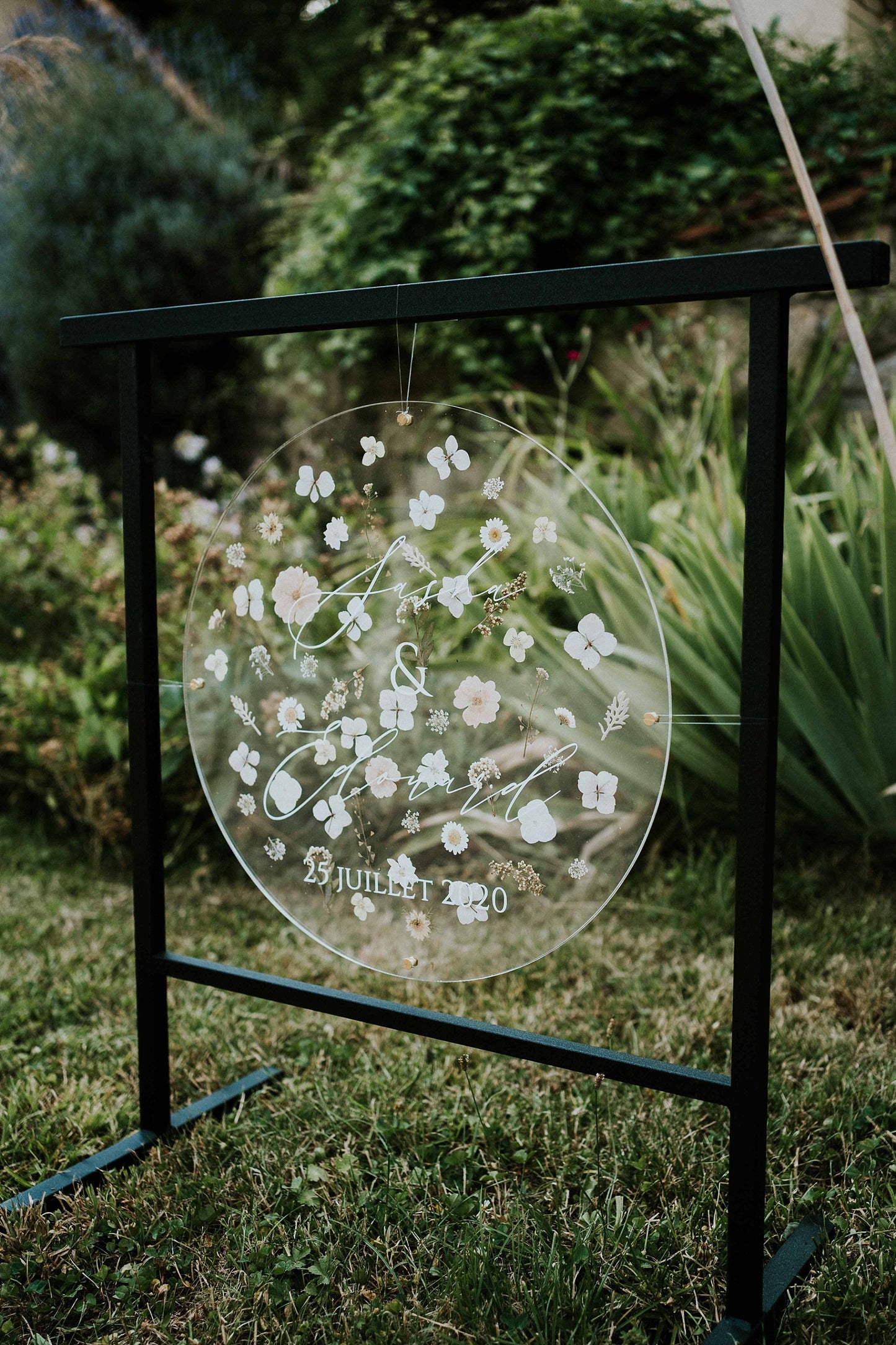 Panneau de bienvenue rond fleurs pressées